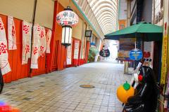 昭和時代の軒先が連なるアーケード街