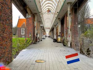 煉瓦造りの家が建ち並ぶオランダの田園風景