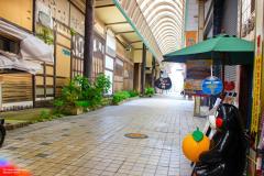 昭和時代の軒先が連なるアーケード街