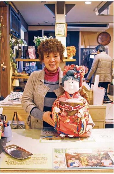 店主の久美子さんと手作りの人形