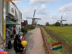 風車が建ち並ぶオランダの田園風景