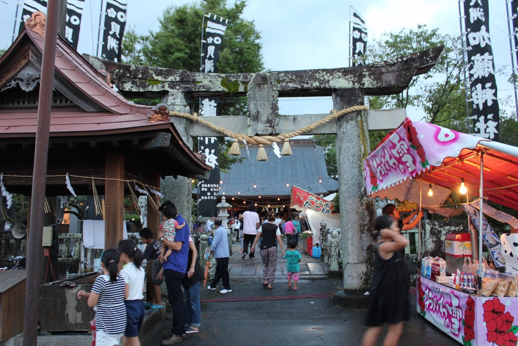 貝洲加藤神社秋季大祭  賑わう境内