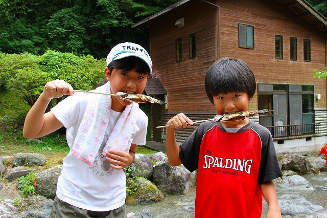 夏でも比較的涼しい五家荘を舞台に行われる恒例イベント。渓流の一部を利用して、放しておいたヤマメを素手でつかみ取る。取ったヤマメは、その場で塩焼きにして食べたり、お土産として持ち帰ってもＯＫ。