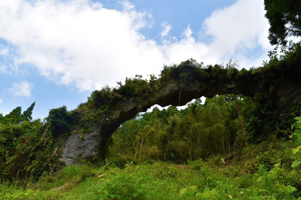 白髪岳天然石橋の風景